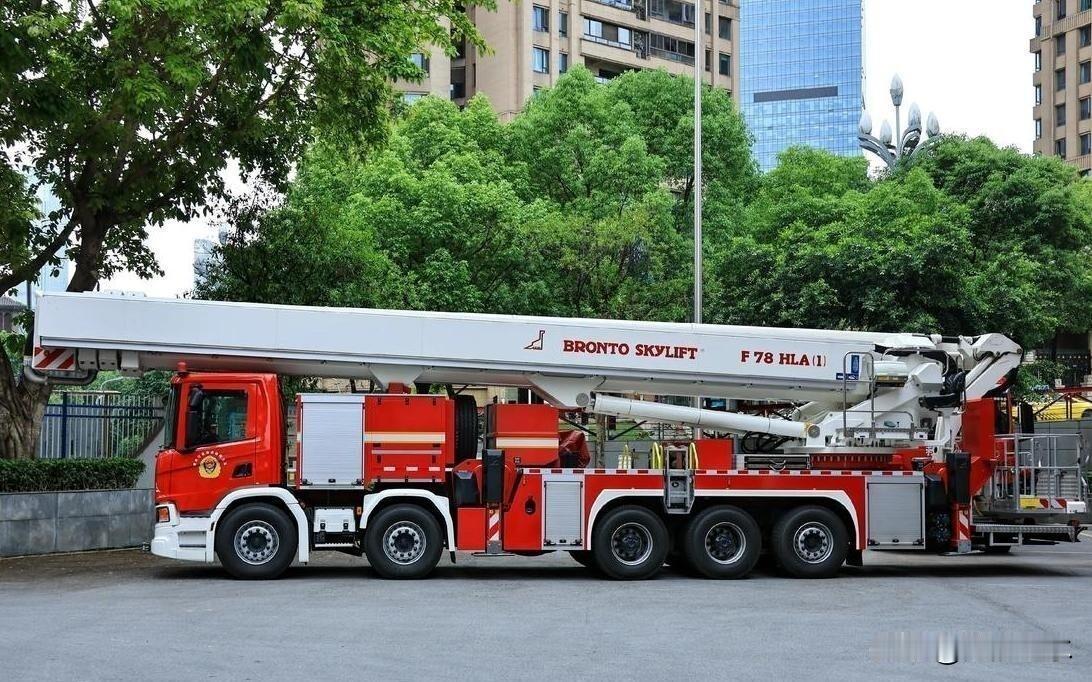 一台进口云梯消防车卖到2400万，我们航母都能自主建造，早年为何还要重金引进？
