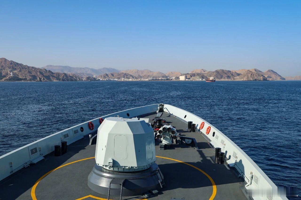 576大庆舰在阿曼技术停靠。阿曼海军的英式猎装相当原汁原味。海军第48批护航编队