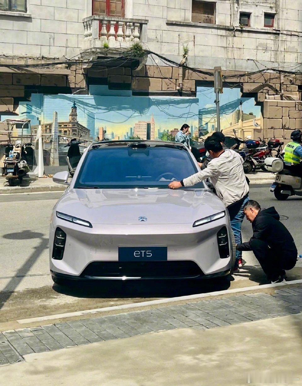 汽车[超话]  改款蔚来ET5，车头变得方正了一些，立体感更强。蔚来[超话]蔚来