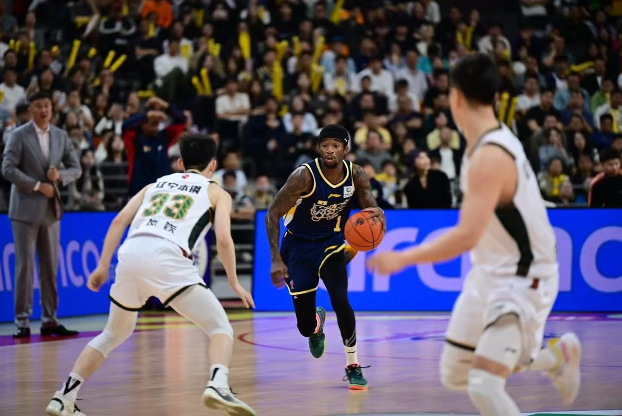 广东全员梦游，三分32投5中，萨姆纳空砍37分，莫兰德一人21板
广东主场16分