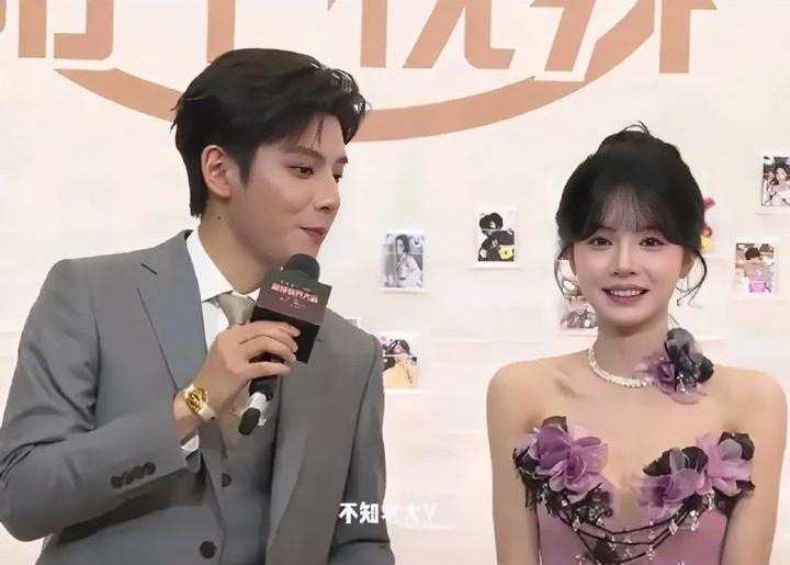 何聪睿这恨不得把“我超爱”写在脸上的劲儿，撞上刘念那副“莫挨老娘”的事业脸，这戏