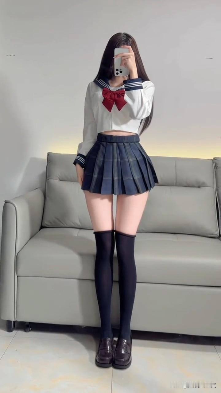 经典JK制式自带青春氛围感，柔和格纹弱化甜腻感，基础款衬衫利落百搭，适配多场景穿