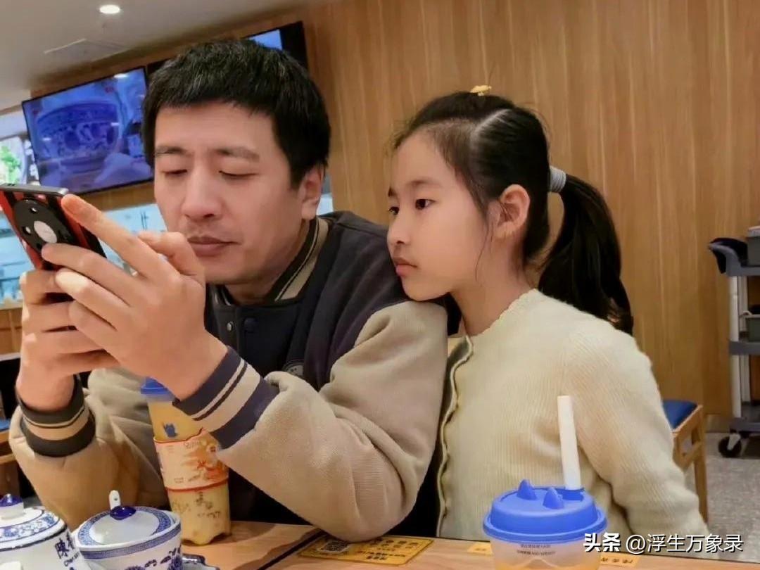 看遍张雪峰所有视频才发现：
他再强再拼，软肋只有一个——11岁的女儿张姩菡。
 