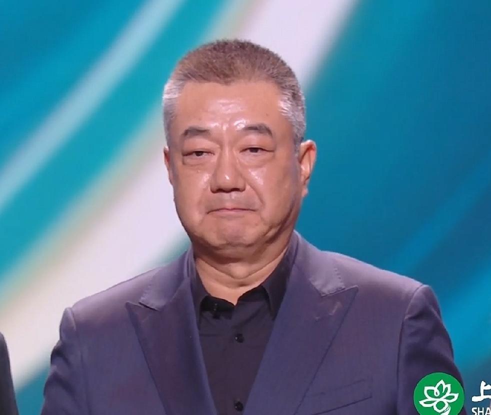 获奖编剧正掏心窝子说话，话筒声突然就被掐了——女主持人直接抢过话头替他收了尾。可