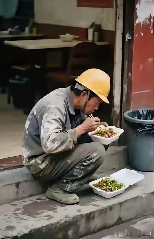 清江引·民工怀家
血汗熬汤餐盒装，
肩上担风浪。
拼将一世忙，
为免妻儿糠，
汉