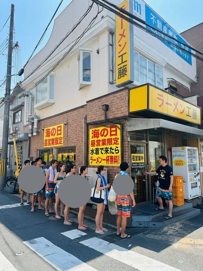 小日子的确变态，一个拉面店在海军陆战队日搞活动，如果穿泳衣来，拉面免费。
　　请
