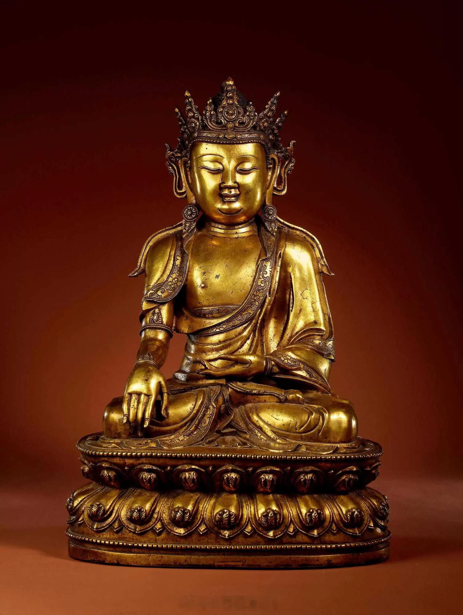 明正统-成化 铜鎏金宝冠释迦牟尼像造像头戴宝冠，肉髻圆隆，饰螺发，宝珠顶严。耳坠