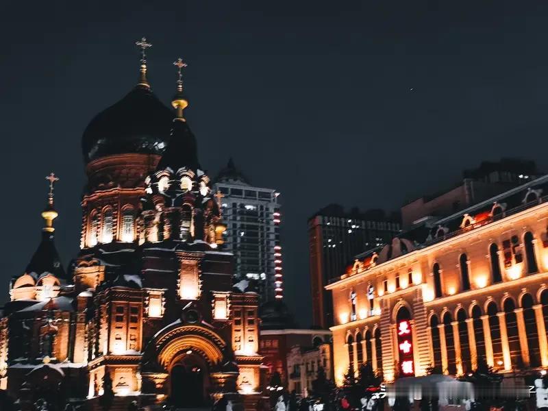 哈尔滨的城市之美在哪里? 哈尔滨的城市之美，美在多元。
建筑上，圣索菲亚教堂那拜