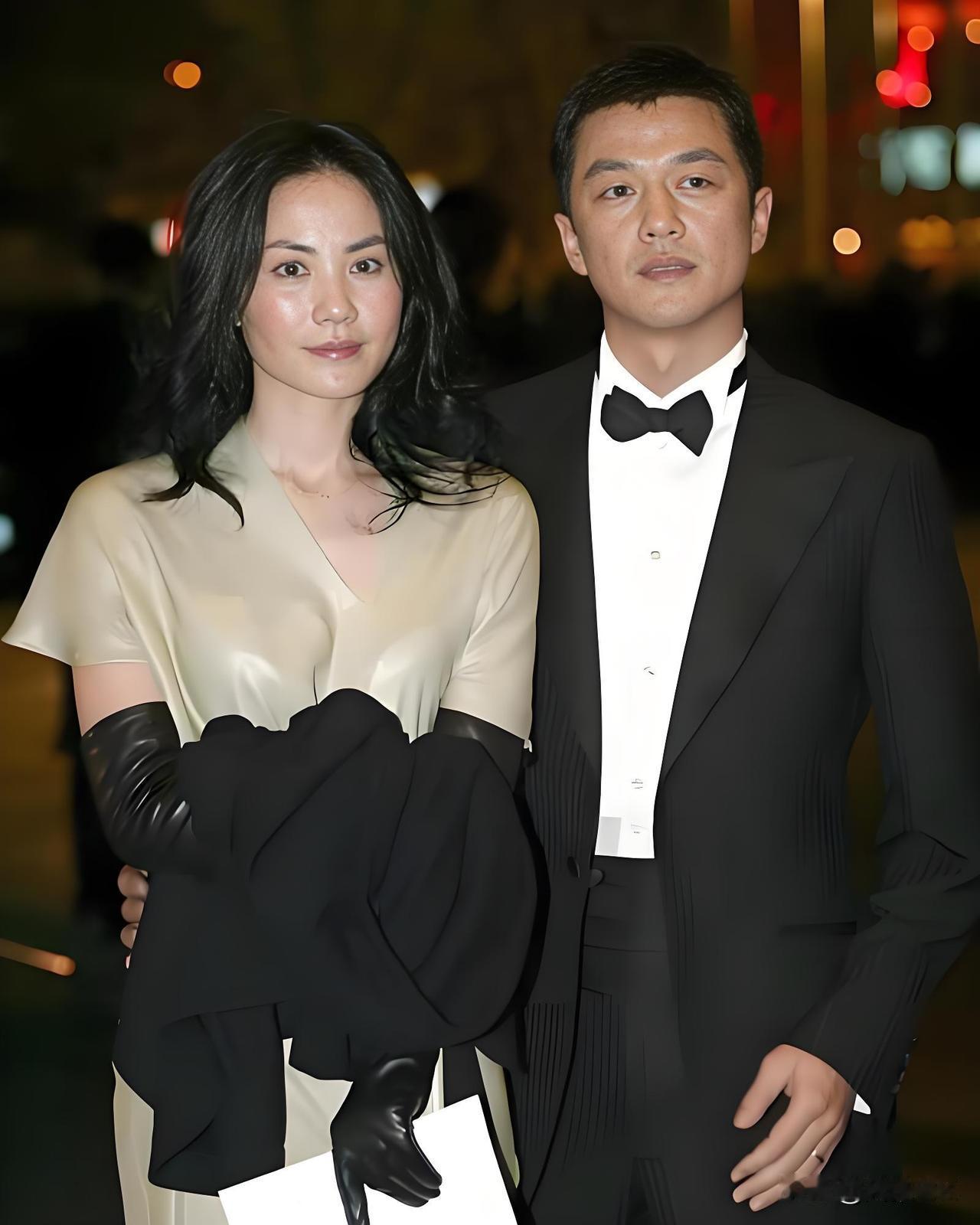 王菲与李亚鹏
现在看来，当初两人碰在一起，真的很难不擦出火花，当年两人在一起，也