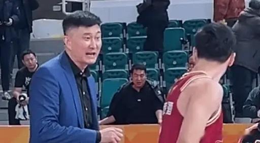 杜锋指导开玩笑的问雨米提要不要来广东打球？？？ 