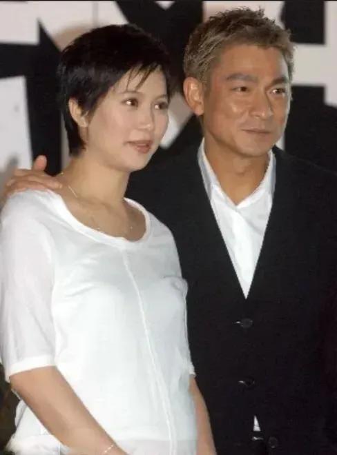袁咏仪、刘德华，这张照片看了好养眼！袁咏仪皮肤白皙，一副贤妻良母的样子，刘德华头