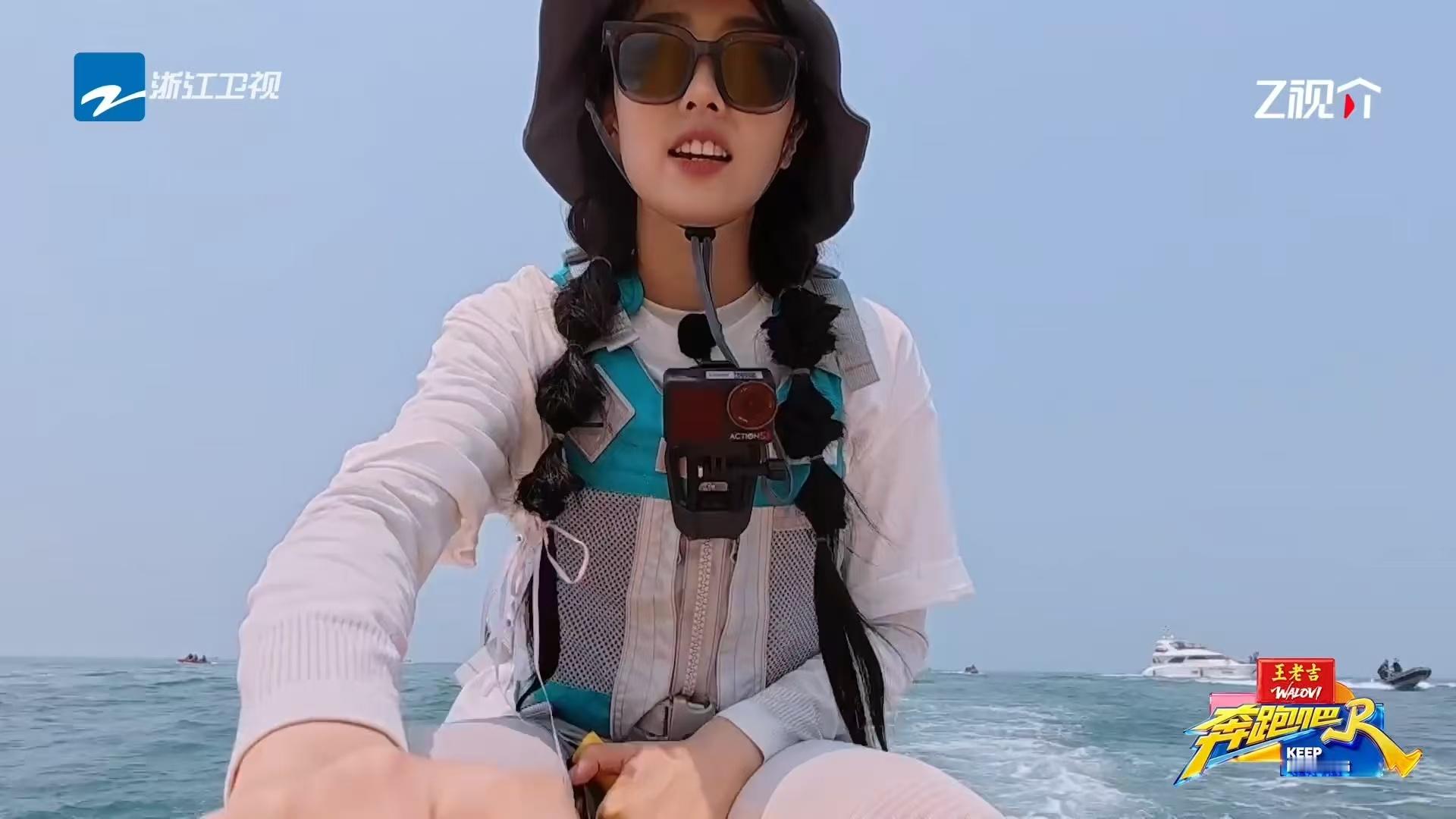 白鹿孟子义范丞丞翻船了 白鹿:怎么就翻了？范丞丞:你俩太轻。孟子义:我怀疑就是范