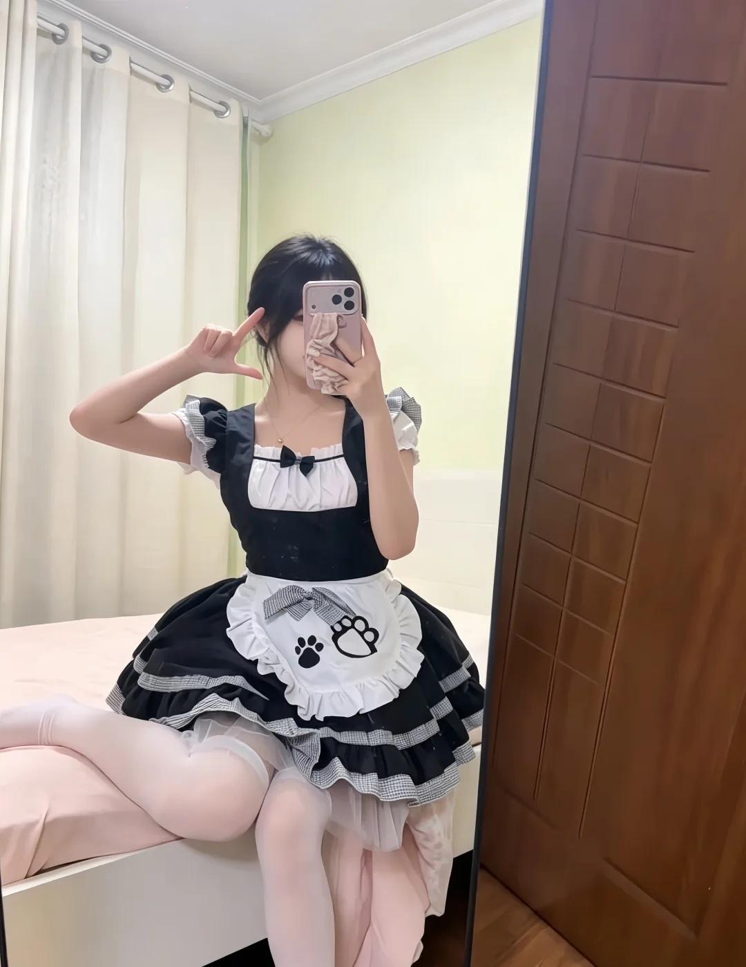 别问“会不会热”！我的腿上，是二次元的结界！
总有人对你的穿搭指指点点，尤其爱问