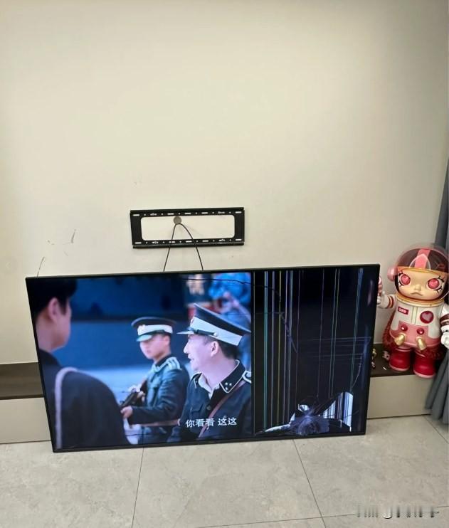 祸从天降。。75寸变48寸😂

好好的电视从墙壁上掉下来了
这台电视机📺在我