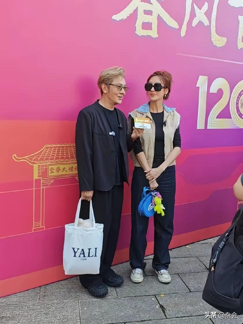 别再叫她“陈浩民太太”了！蒋丽莎的身份藏不住了
  近日陈浩民陪妻子蒋丽莎现身长