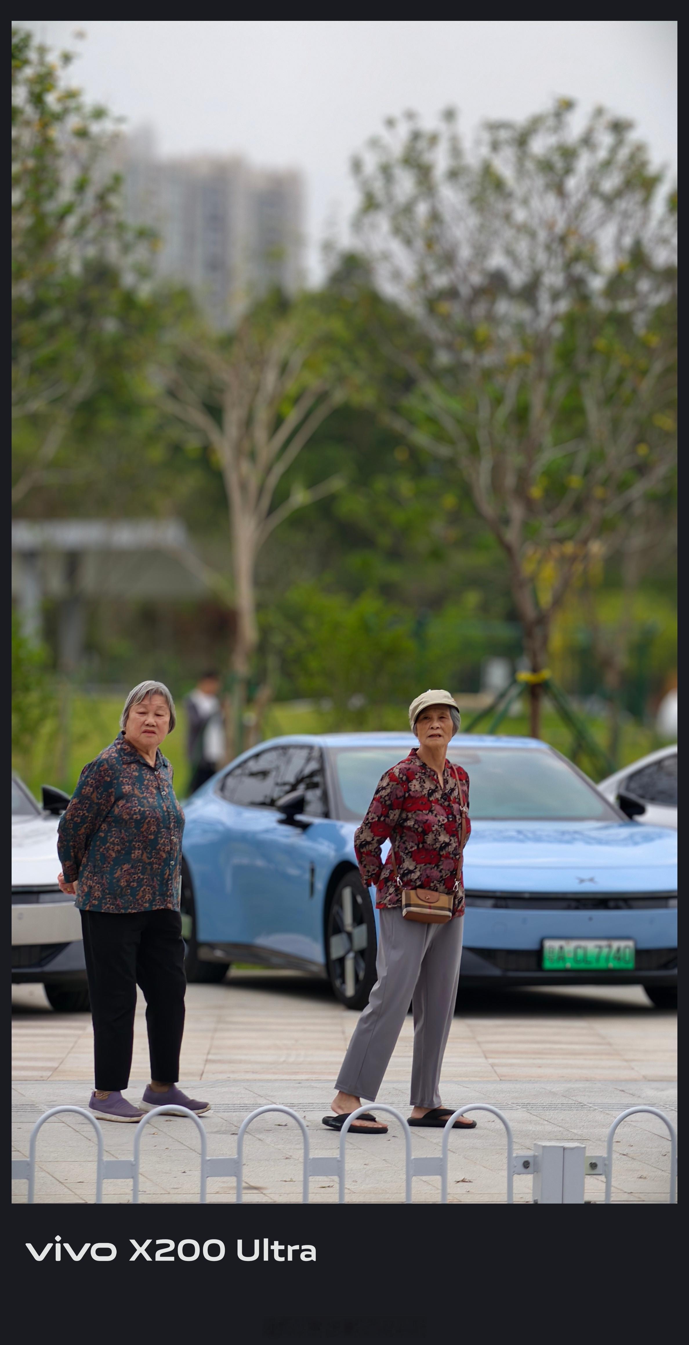 小鹏汽车 小鹏P7今晚要官宣推出三款新颜色了，你看你看，连路人都忍不住驻足围观了