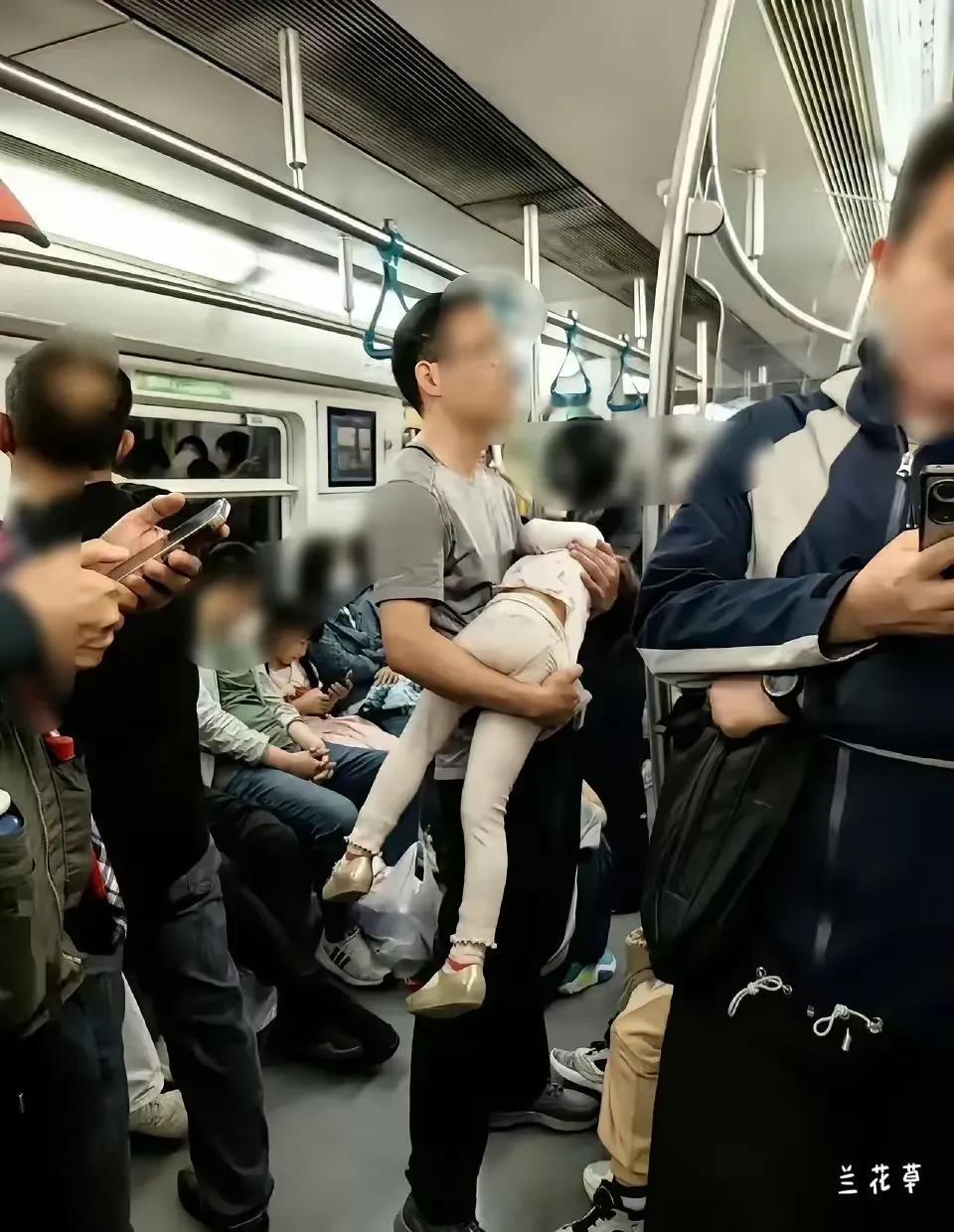 这样的情况该不该让座？
一个男人抱着孩子，双脚叉开平衡着身体的重心，看去很疲累的
