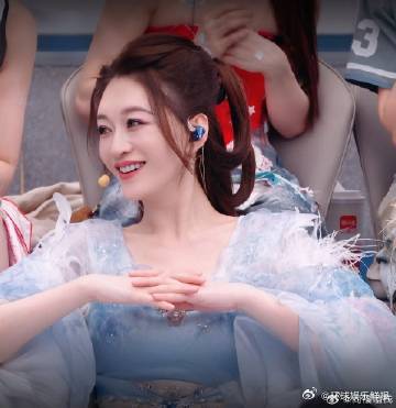李小冉蓝色美瞳 乘风 2026 全新风貌格外吸睛，蓝色美瞳衬托绝佳气质，不愿敷衍