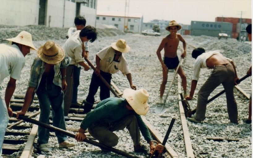 难民潮在欧洲炸锅了，中国却连门都没开。
不是不想帮，是真不能随便接人。
这事儿得