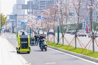 清华教授柳冠中曾怒批：满大街无人车送餐机器人，根本不是科技之光，资本正在用机器干