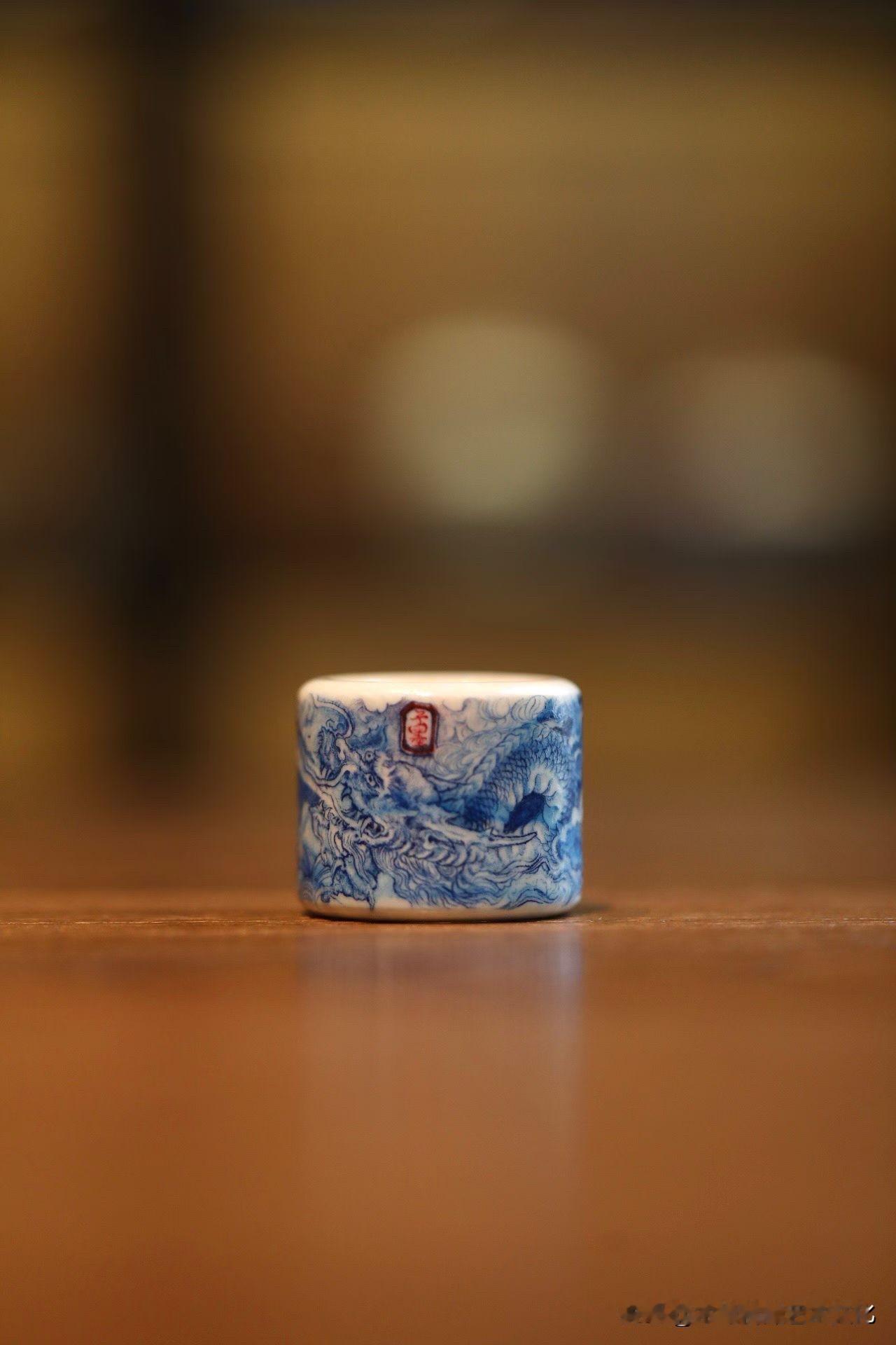 有些东西，小，却不轻。

这一枚青花云龙扳指，
第一眼不是华丽，而是干净。
猛犸