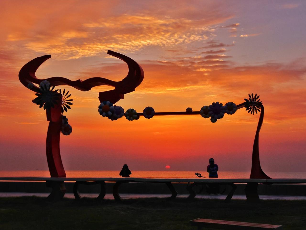 朝霞中的青岛雕塑园，光的雕刻