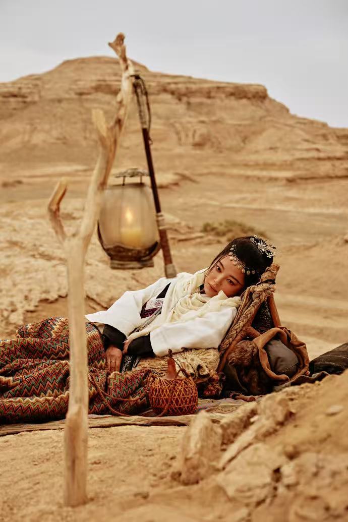 国产剧终于有野性美了 大漠实景的天然色调比任何滤镜都高级，金色没有刻意调色，它就