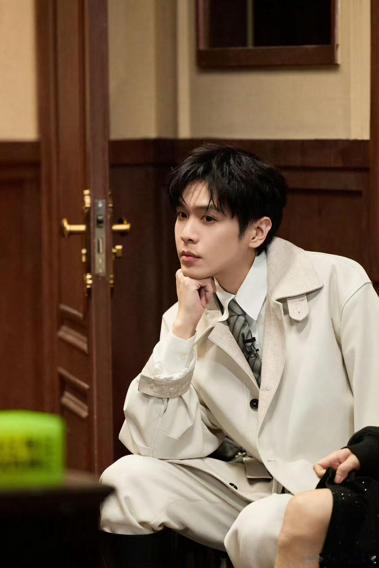 何炅张若昀相认的喜悦藏不住大侦探 老搭档同框自带化学反应，张若昀和何炅剧情里相认