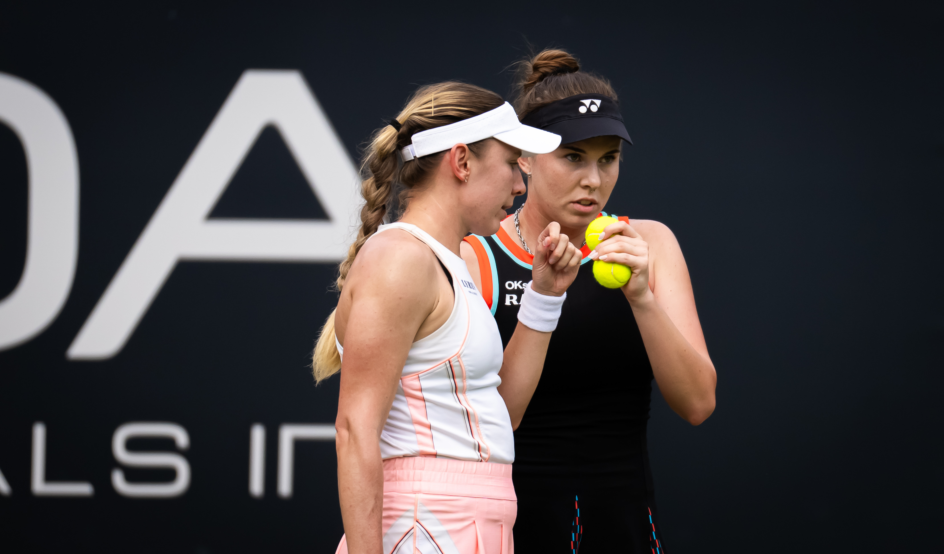 柏林站双打冠军产生🏆WTA500柏林站双打赛场，诺斯科娃/亚历山德洛娃一日双胜