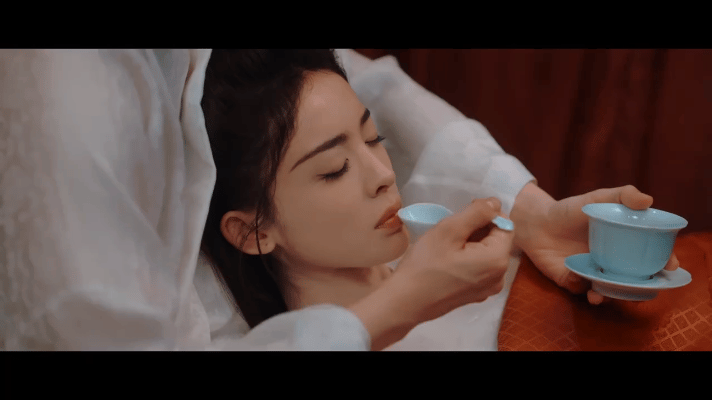 玉茗茶骨这段好强的婚后感 这段直接戳中泪点！冒雨守茶园导致发热，床边的守候满是爱