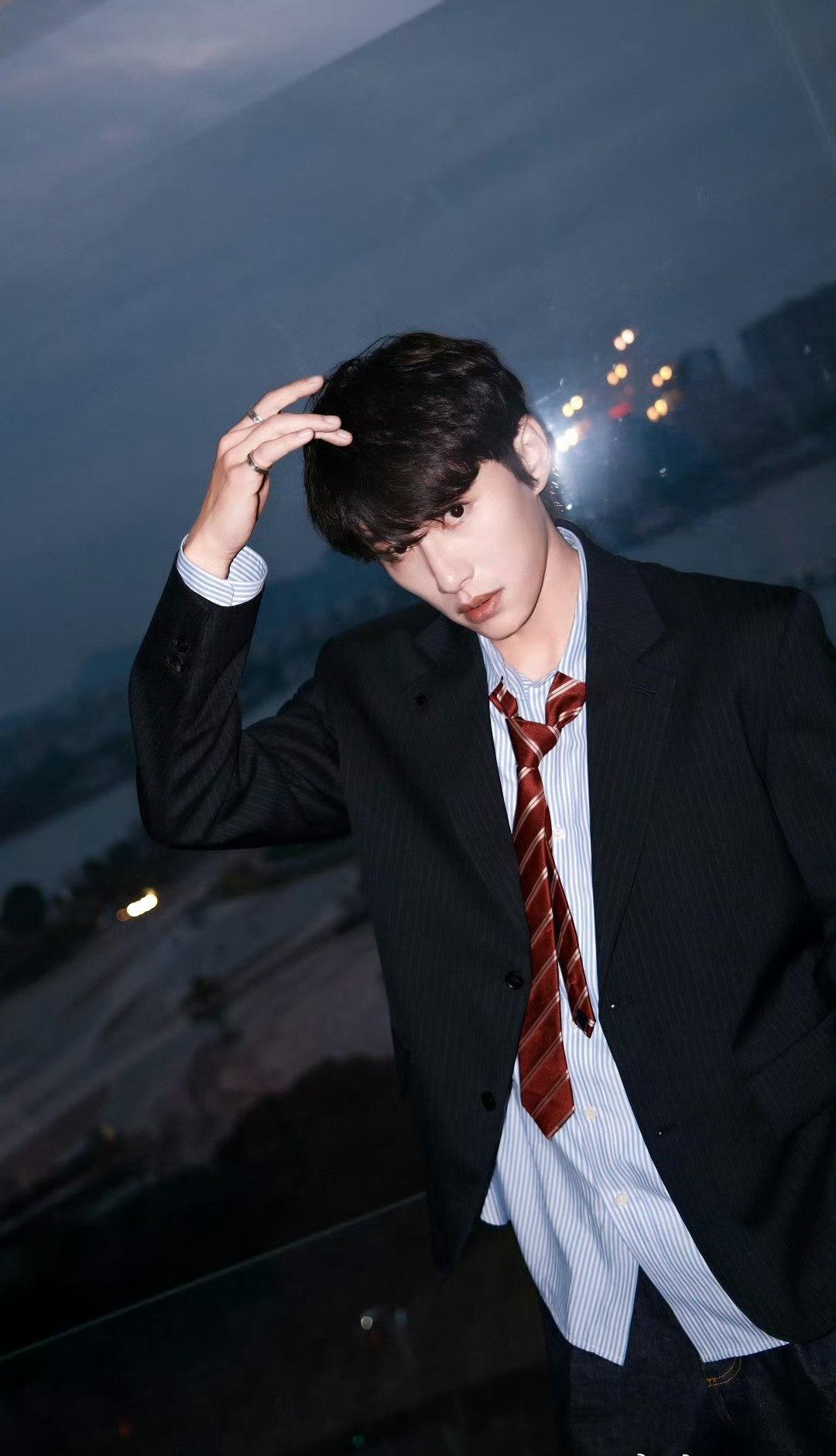 一身笔挺黑西装穿梭菜市🥕贵气与烟火气交织，三位帅哥的独特体验充满笑点，坐等正片