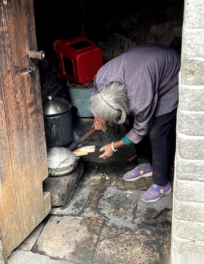 半夜两三点，楼上又传来拐棍敲地板的“咚、咚”声。
我表姐在被子里翻个身，眼睛睁着