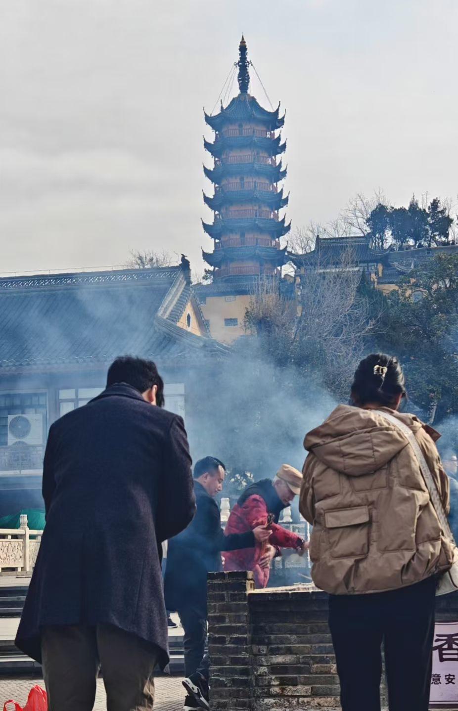 过年的记忆：藏在心底的温暖与思念
 
一说起过年，我脑子里冒出来的，不是现在热闹