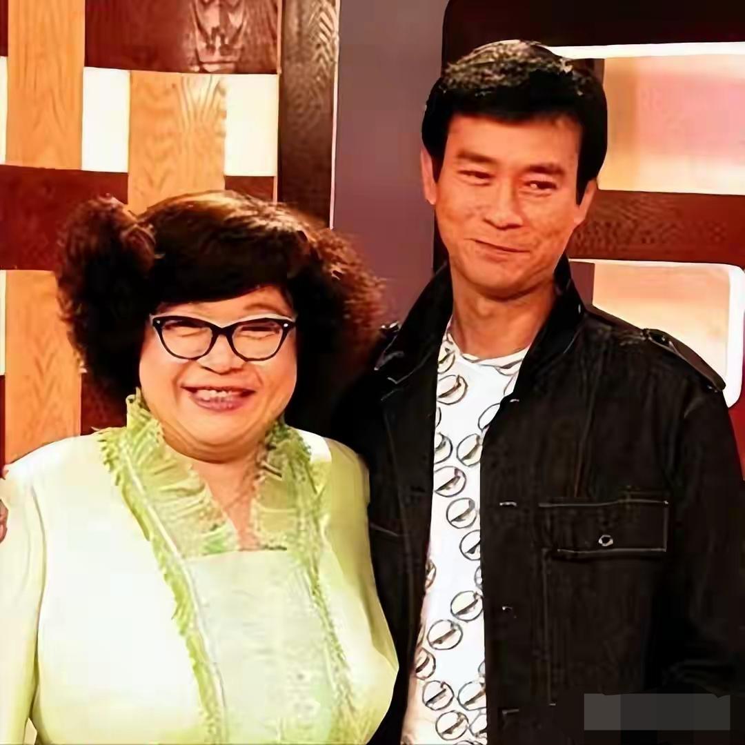 郑少秋当年可是多少女人心中的梦中情人，那颜值确实帅，气质男神，玉树临风，怎么会看