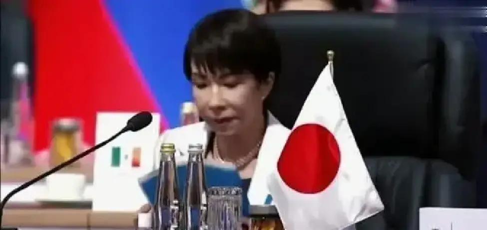 高市早苗求见中方失败，她终于意识到自己没办法一直躲在幕后，于是她选择十分罕见地对