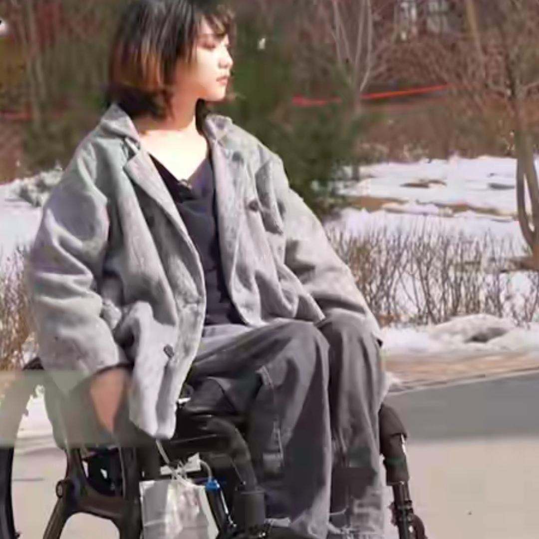 你敢信吗？许诺要娶她的男友，在她车祸截瘫后竟全家失联！25岁的白女士如今只能坐在