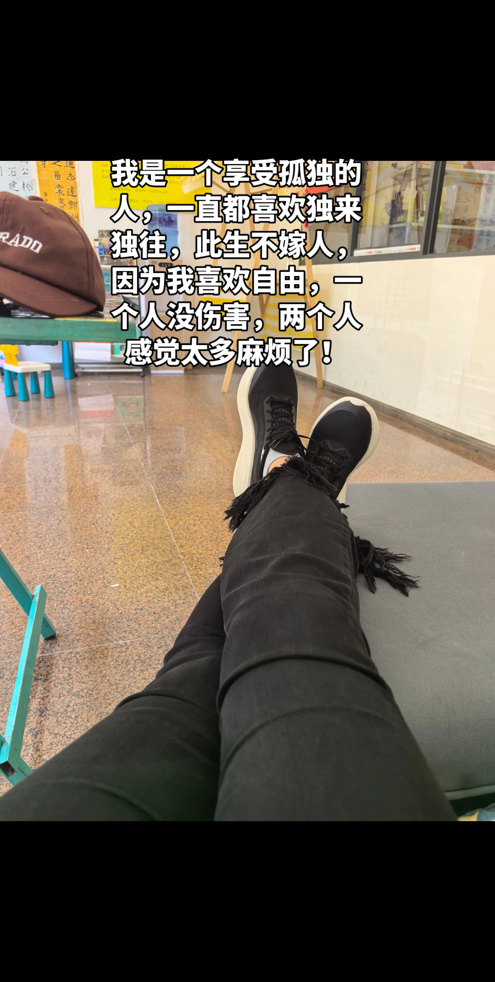 这些年终于活成了沉默寡言的人，以前强势小事都是不依不饶的，如今没半点兴...