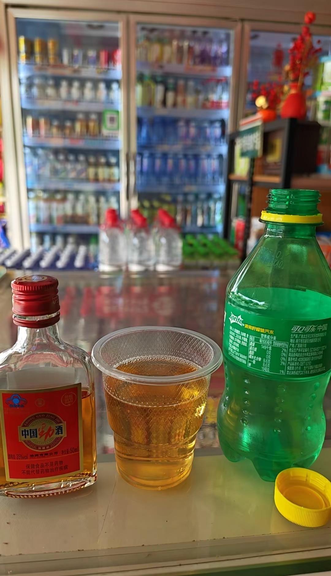 一个人都能喝酒的时候，不是她很能喝，也不是她很爱喝，而是有故事