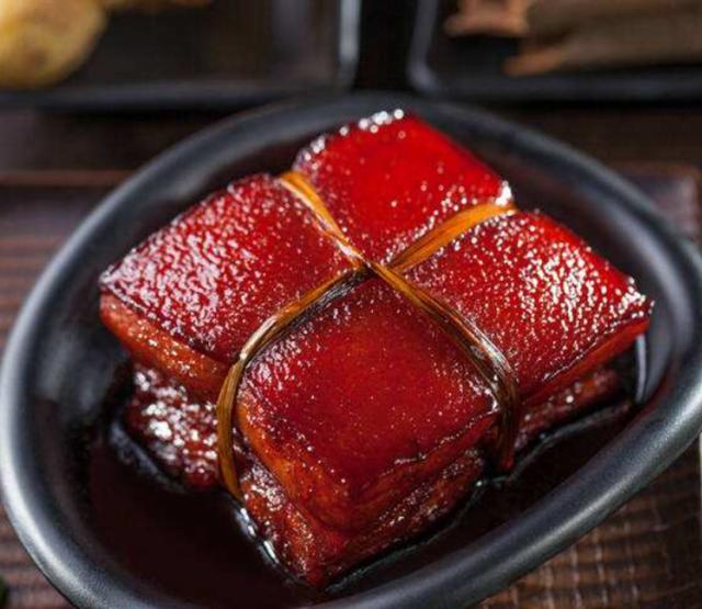 1080年，苏轼因“乌台诗案”被贬黄州，官职低微，没有俸禄。

一家老小几十口人