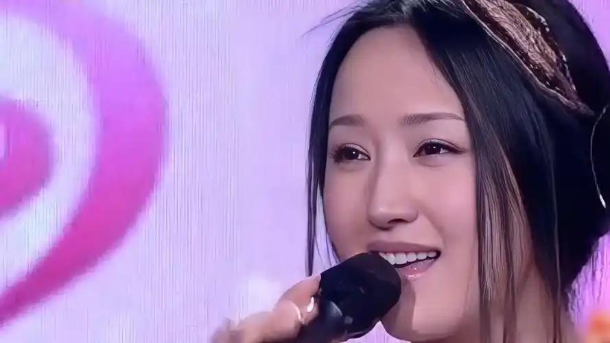 杨钰莹于2025年12月6日现身银川江南水街开街盛典，倾情献唱经典组曲，引发网友