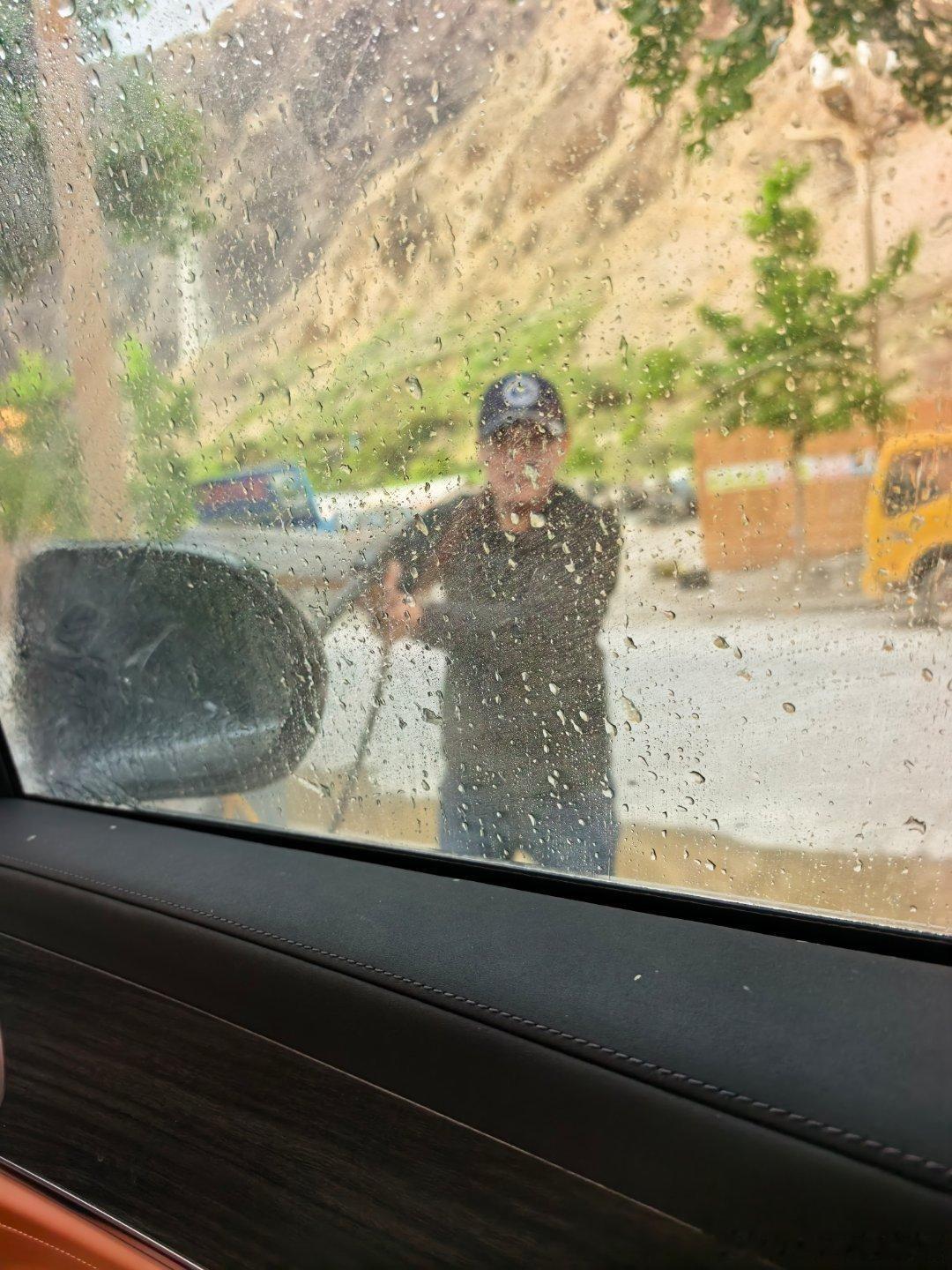 果然销冠到哪里都是销冠给你一根水管自己洗车，10块钱。丙察察两头的洗车点都是躺平