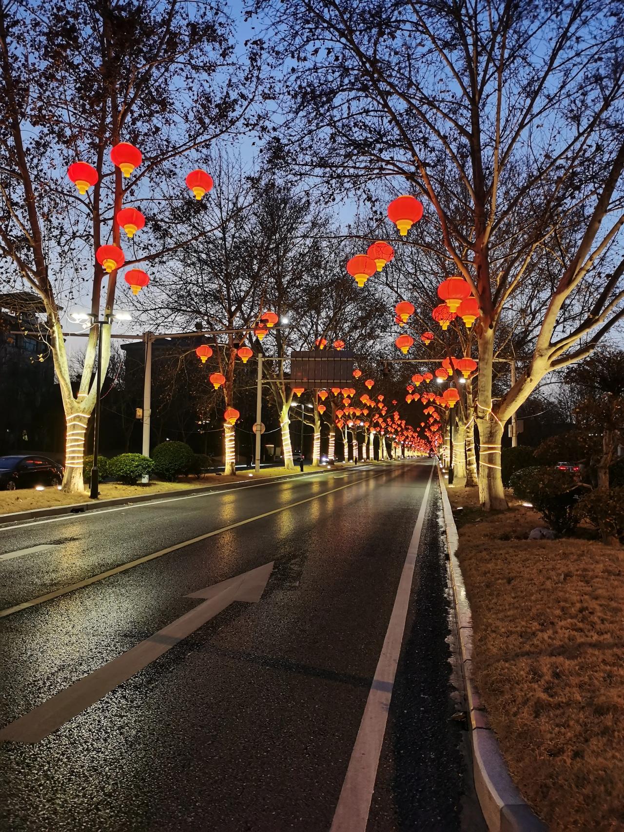 这是一条路。
但不是一条普通的路。
它不比其它路宽，不比其它路繁忙，但这条路道路