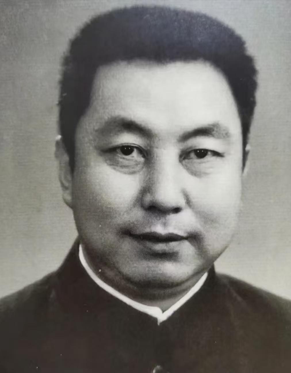 1951年，30岁的华国锋调任毛泽东的家乡湘潭县委书记。他到任才一个月，便在湘潭