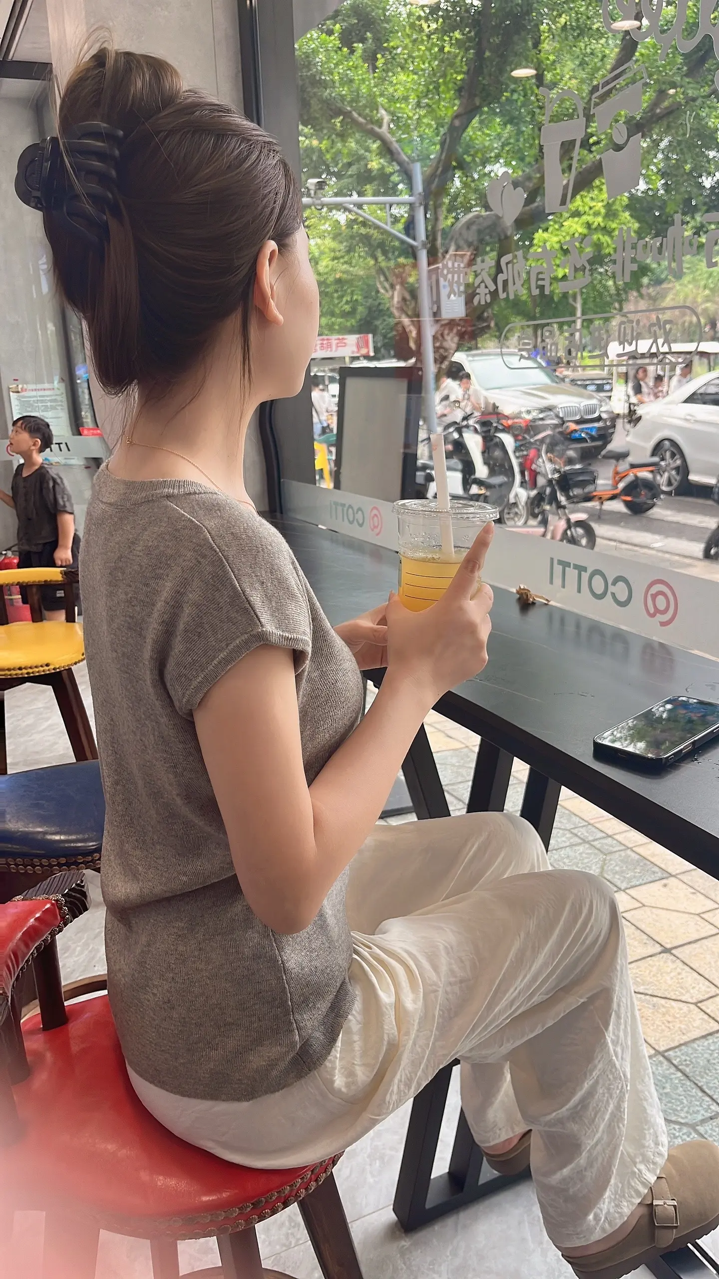 这个世界满是假象 唯有痛苦从不说谎