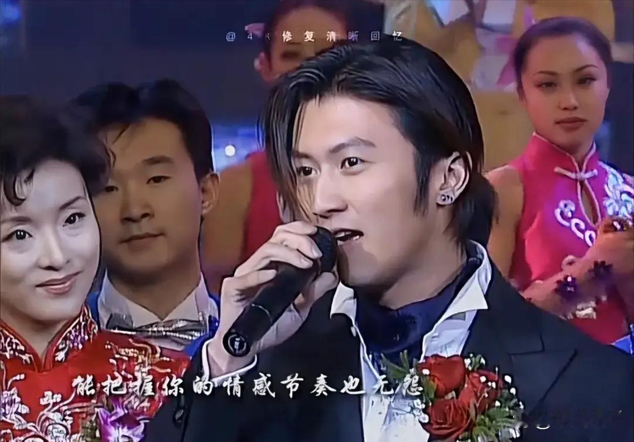 2000年春晚，谢霆锋和董洁合作歌曲《今生共相伴》，大家都好奇为什么春晚安排董洁