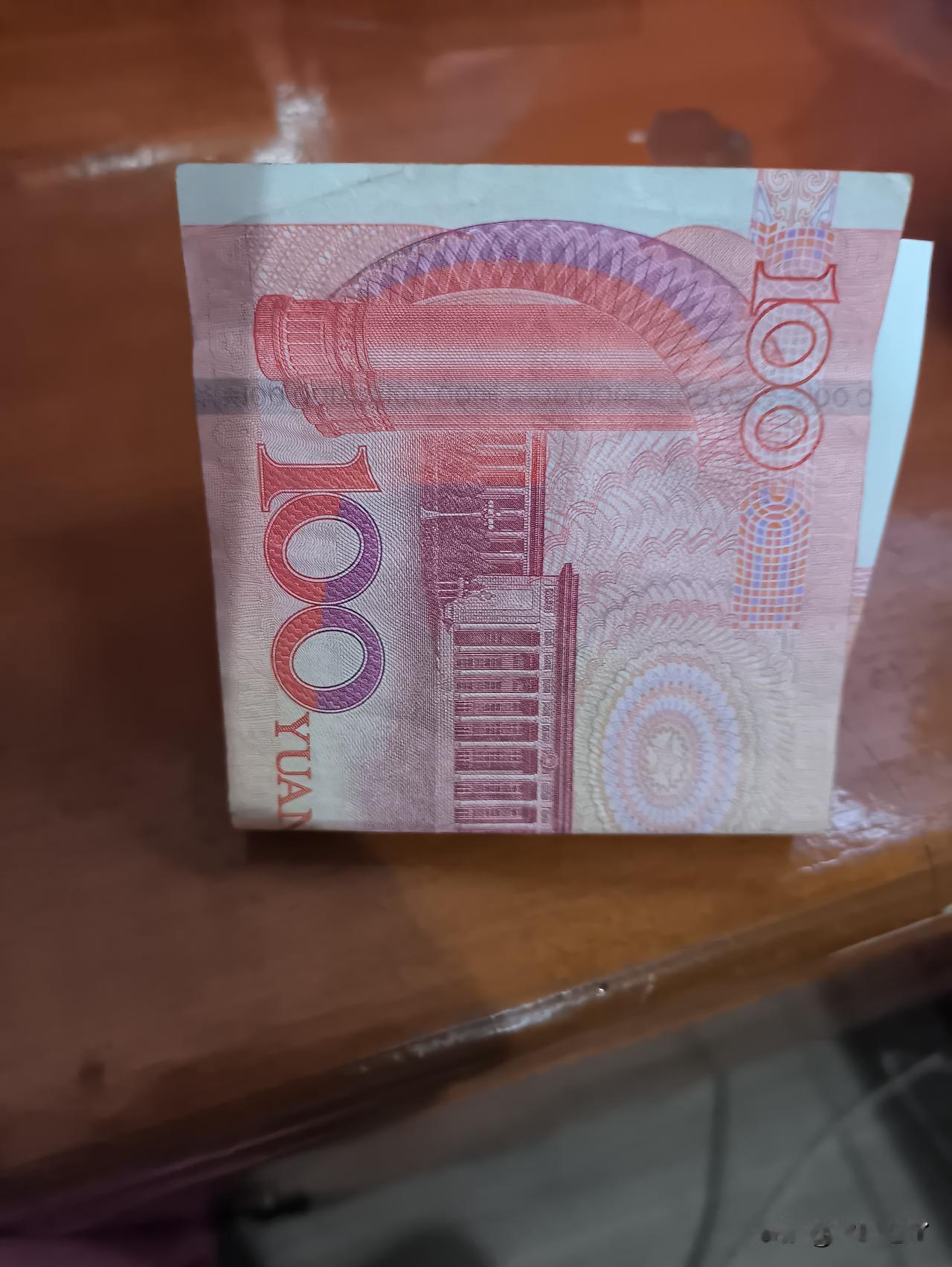 天上真个会掉馅饼，我老伴在家躺平，竟被馅饼砸到了。

    昨天，我一下班，老