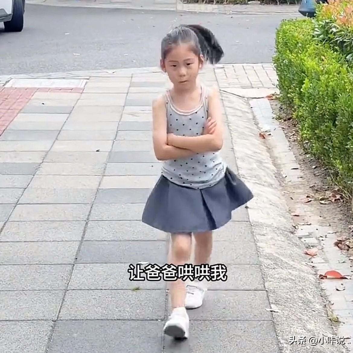 上海一个女孩，在爸爸手受伤的情况下，还让爸爸哄她抱她，在爸爸弯下腰去哄她时候还用