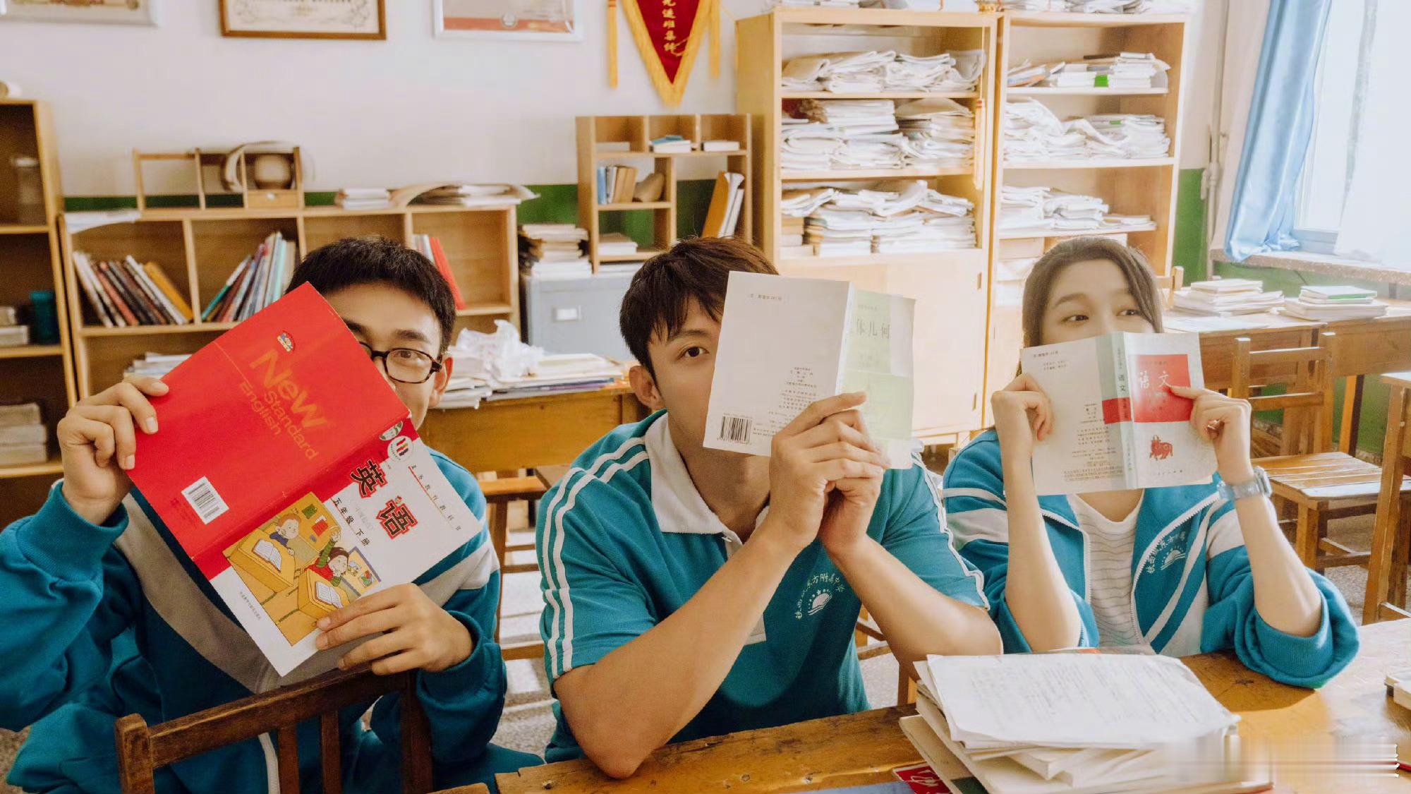 关晓彤晒和黄景瑜王天辰课间照关晓彤发铁西城的课间时间关晓彤发铁西城的课间时间，挺