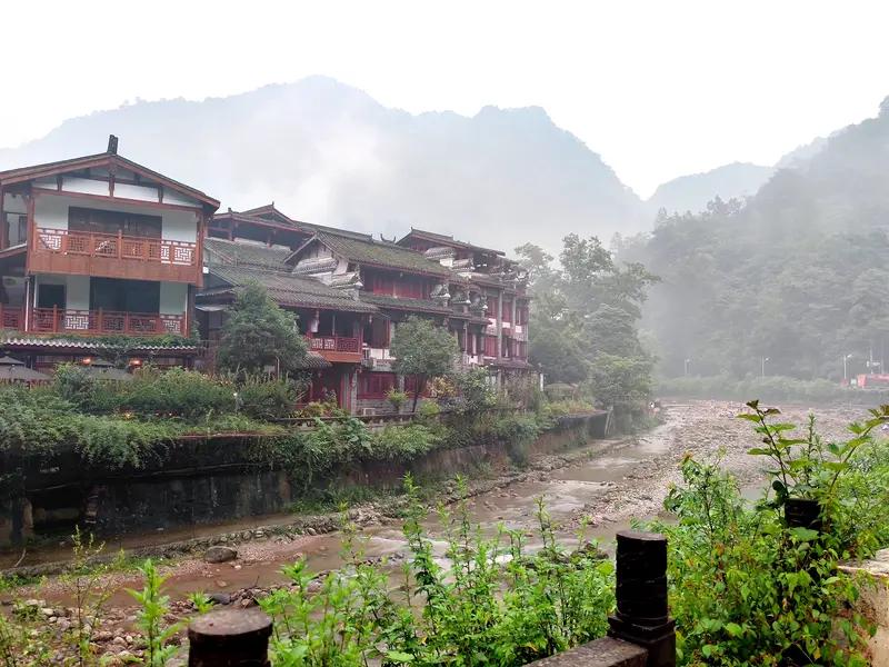成都的夏天热得人直冒烟，找个20℃的地方避暑太有必要啦！给大家分享几个成都周边小
