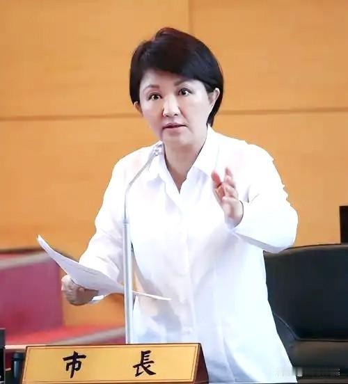 卢秀燕就像一个裹脚的婆娘，走不远的，国民党弄不好会因她坏了大事，就让我们拭目以待